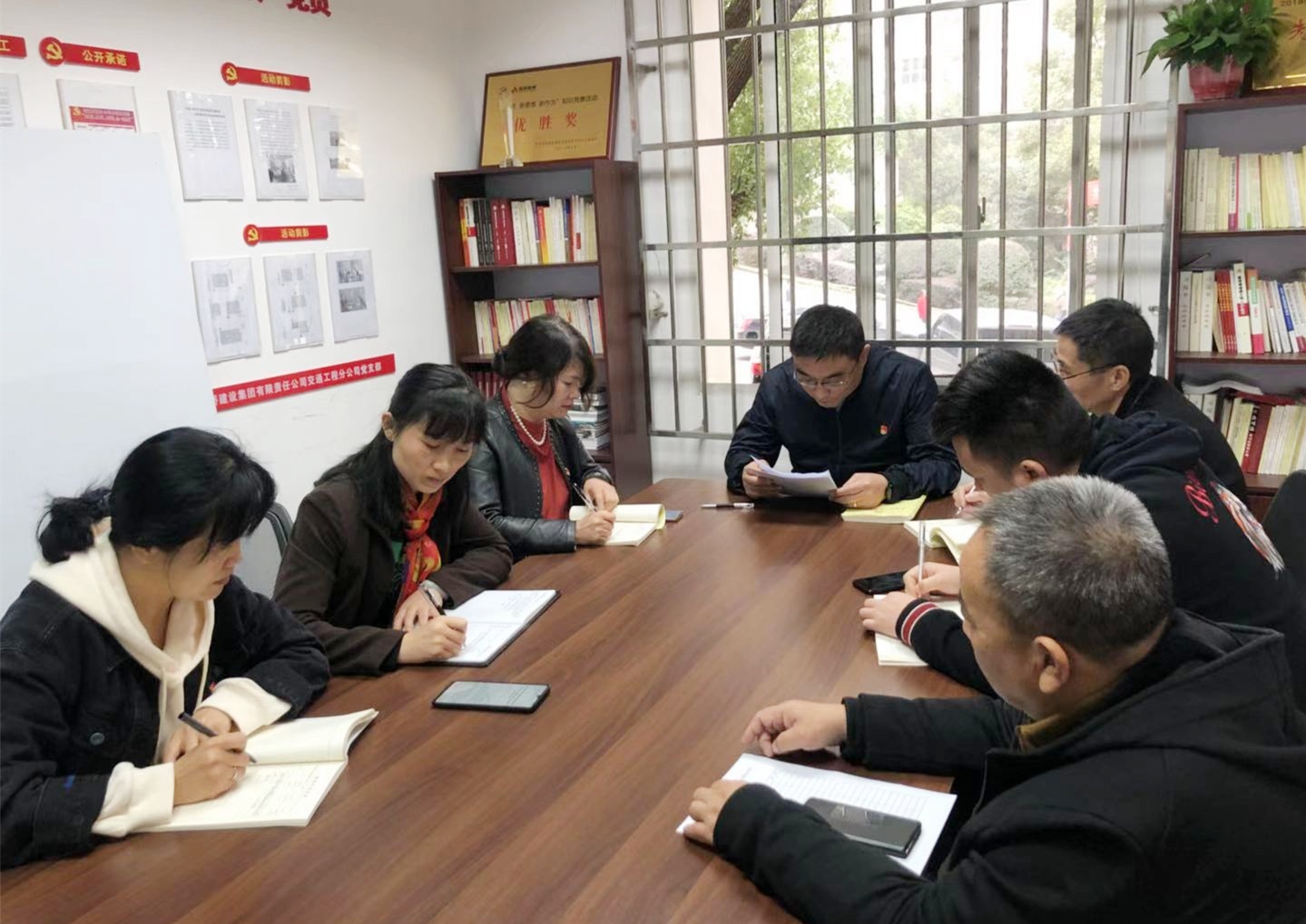 11月20日，，，，，，，，交通工程党支部专题学习党的十九届五中全会精神_副本.jpg