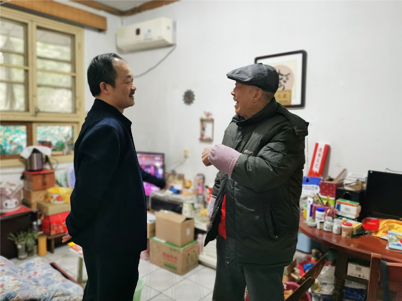 4、2月4日，，，，，，，，汤向东慰问老领导易文林_副本_副本.jpg