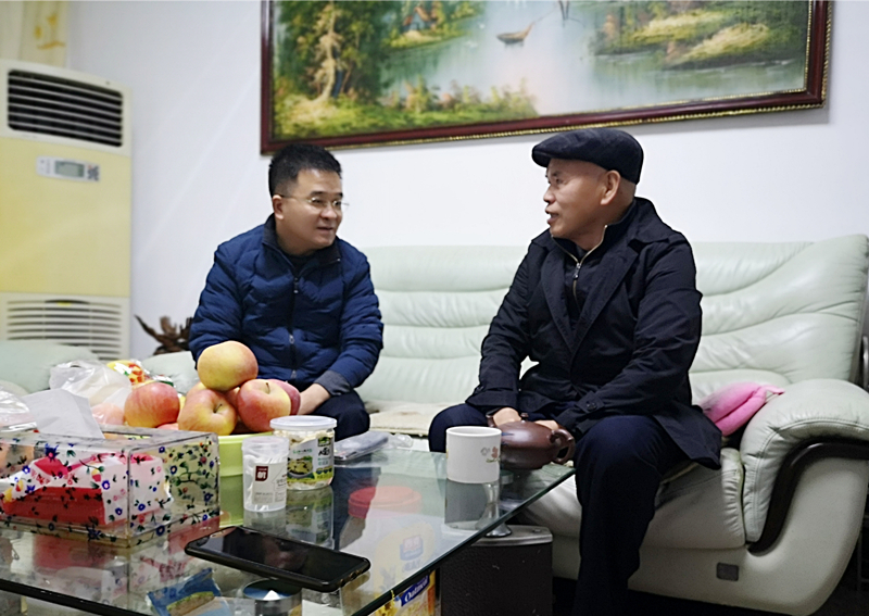 9、2月9日，，，，，，，，刘迪祥慰问老党员蔡和祥_副本_副本.jpg