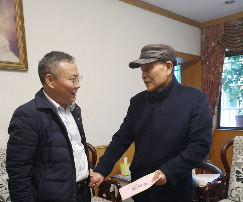 5、2月8日，，，，，，，，陈国初慰问老党员陈国斌_副本_副本.jpg