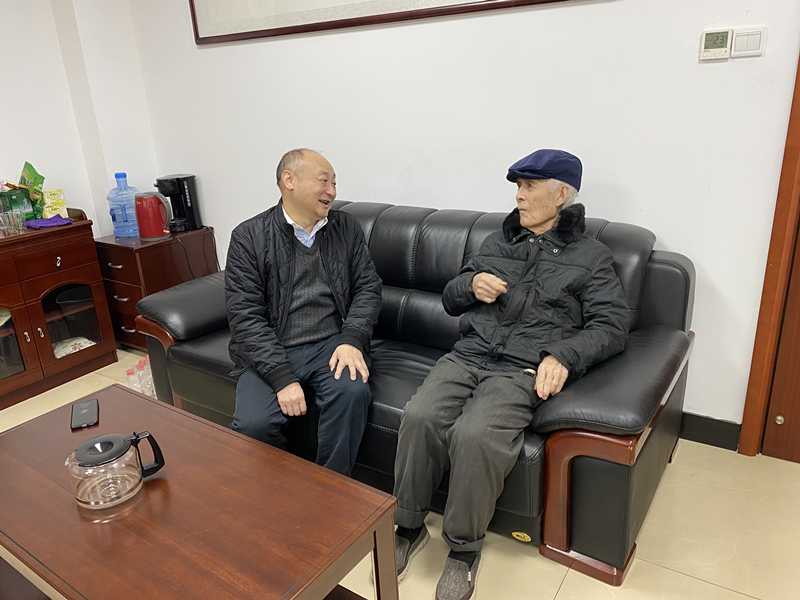 14、2月8日，，，，，，，，彭南越慰问离休干部雷岳_副本.jpg
