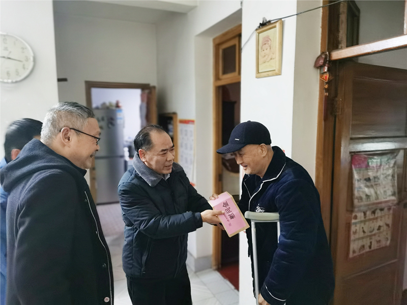 6、2月8日，，，，，，，，盛希慰问党员黄励,到家中对其重病出院的父亲。。。。。。。。_副本_副本.jpg