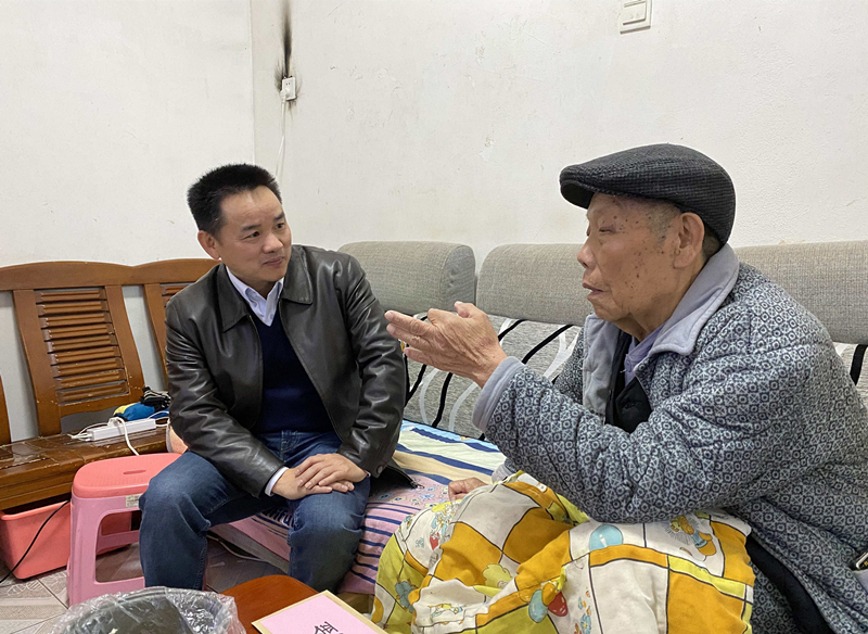 15、2月7日，，，，，，，，陈湘平慰问困难退休群众尹先金_副本_副本.jpg