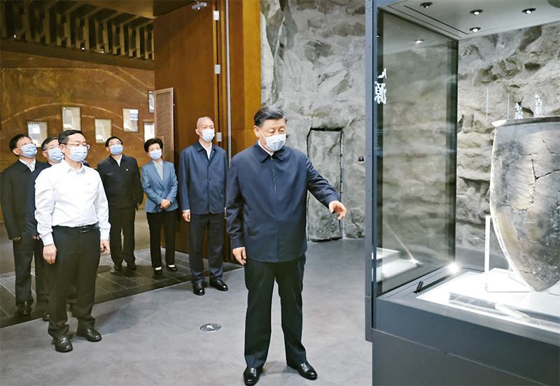 2023年6月2日，，，，，，，，中共中央总书记、国家主席、中央军委主席习近平在北京出席文化传承发展座谈会并发表重要讲话。。。。。。这是座谈会前，，，，，，，，习近平2日下午在中国历史研究院考察。。。。。。 新华社记者 鞠鹏/摄