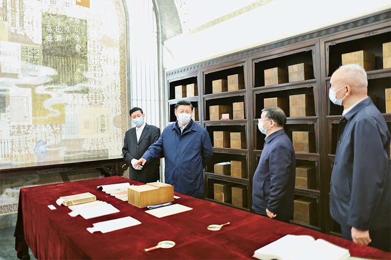 2023年6月2日，，，，，，，，中共中央总书记、国家主席、中央军委主席习近平在北京出席文化传承发展座谈会并发表重要讲话。。。。。。这是座谈会前，，，，，，，，习近平1日下午在中国国家版本馆考察时，，，，，，，，在兰台洞库了解馆藏精品版本保存情况。。。。。。 新华社记者 鞠鹏/摄