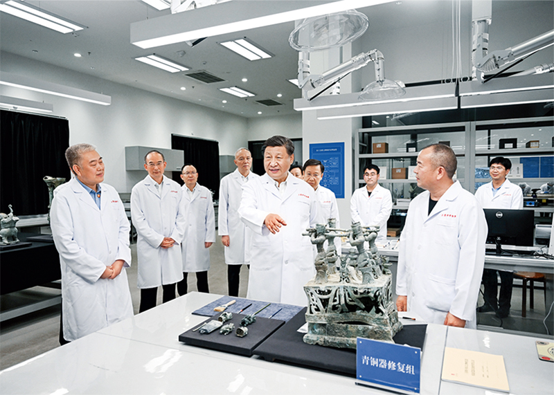 2023年7月25日至27日，，，，，，，，中共中央总书记、国家主席、中央军委主席习近平在四川考察。。。。。。这是26日下午，，，，，，，，习近平在位于德阳市广汉市的三星堆博物馆文物保唬；；；び胄薷垂，，，，，，，，同现场工作人员亲切交流。。。。。。 新华社记者 谢环驰/摄