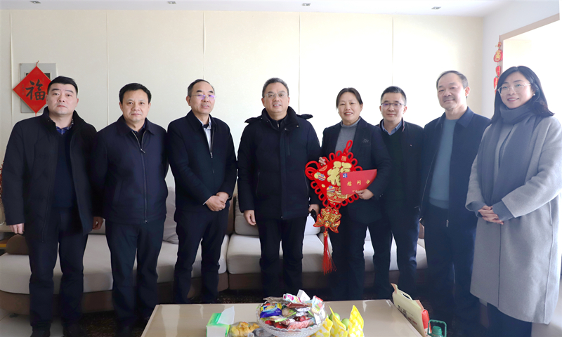 黄甲平慰问币游劳模刘玉兰_副本.jpg